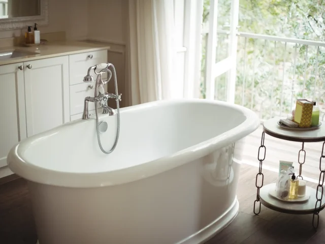 repairing-a-hole-in-your-bath-4