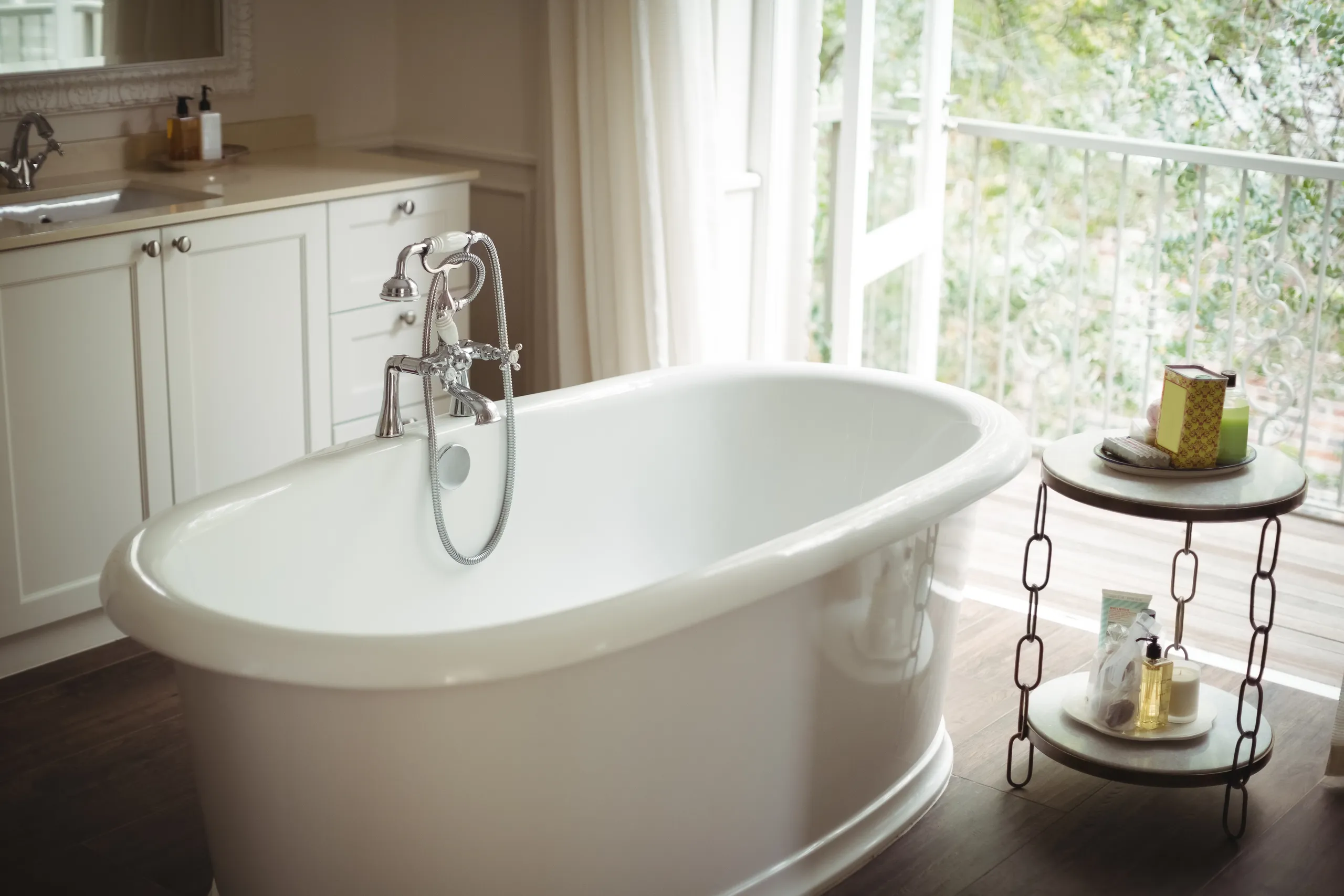 repairing-a-hole-in-your-bath-with-renubath